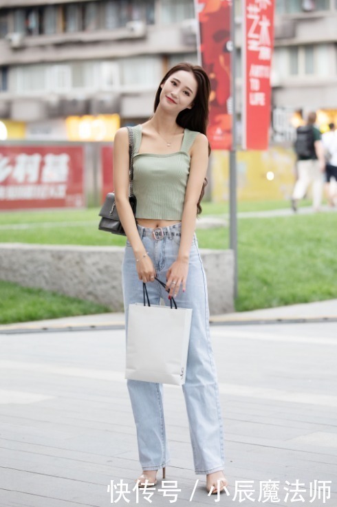 小姐姐爱穿性感吊带，露出性感水蛇腰，甜美的笑容让人心醉