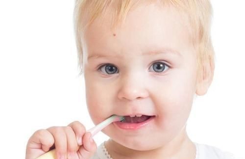 乳牙|8岁男童长出“双排牙”,被拔掉时疼哭了,得知原因后奶奶崩溃