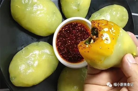 最近我家没少吃这个,包上馅,上锅一蒸,8分钟出锅,比肉包子都香