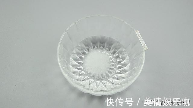 每次洗衣服前倒一碗,不管多脏的衣服,洗完后洁白如新,又学一招