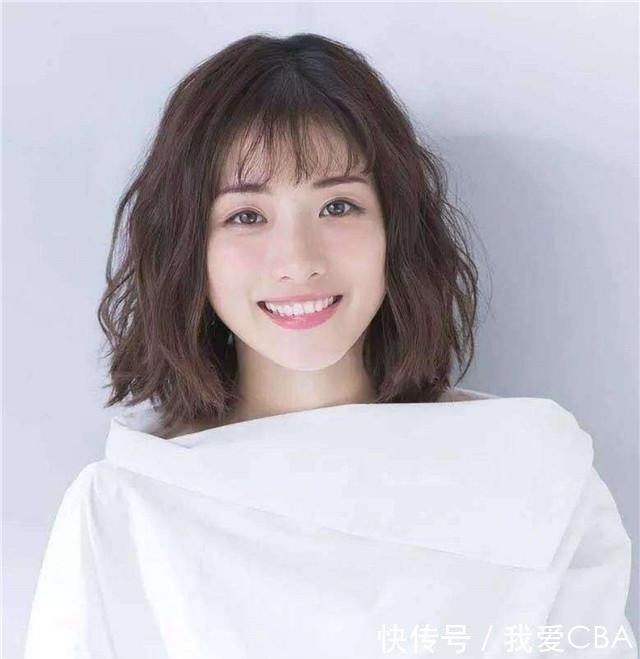 刘海 年过50的女人,留什么发型显年轻试试这3款,优雅大气还时髦!