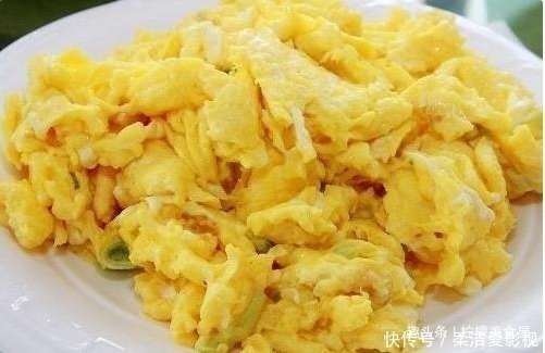 妈妈炒鸡蛋从不直接下锅,多加1步,鸡蛋嫩滑口感好,少油又健康
