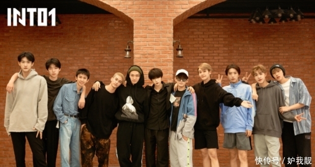 礼仪 礼仪小姐当众滑倒,林墨捧腹大笑素质低?粉丝“孩子论”惹争议