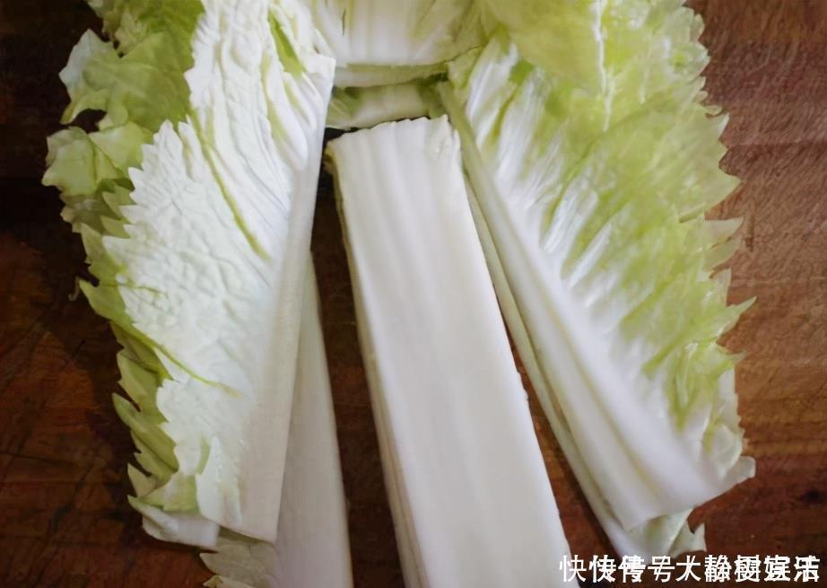 冬天干燥,白菜和鸡蛋是绝配,3块钱炒一盘,补水润燥还不上火