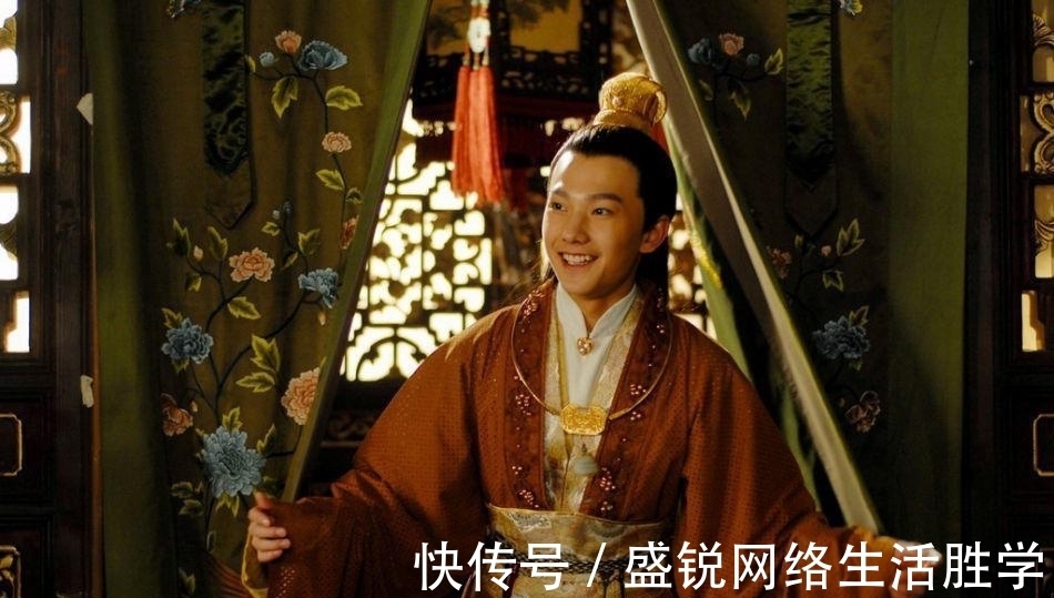 贾宝玉|贾宝玉受梦中仙子启发, 醒后和袭人试了第一次, 这背后却有个破绽