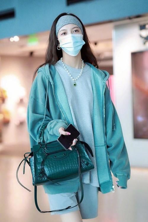 宋妍霏 卫衣搭配什么下装好看?舒适时髦又减龄,展现时尚魅力!