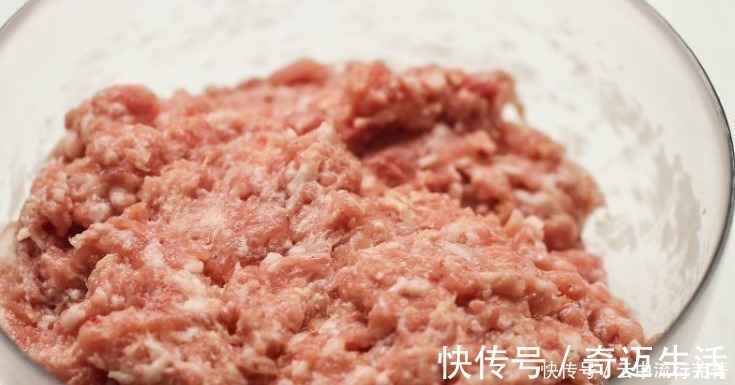 包子|调肉馅有窍门,多加“一水一油”,鲜嫩香味足,包饺子包子都好吃!