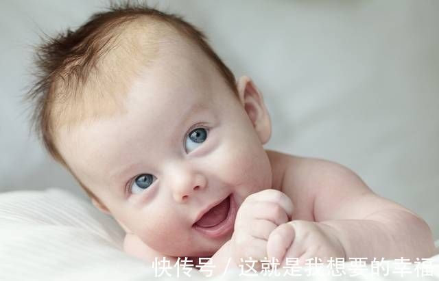 宝宝|每天锻炼宝宝抬头好处多，不但可以锻炼颈部力量还有助智力发展