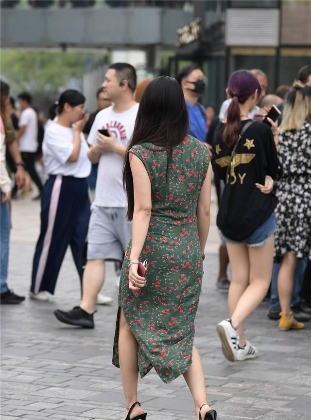 美女 绿色连衣裙,红色碎花,搭配鱼嘴细跟凉鞋,衬托微胖身材