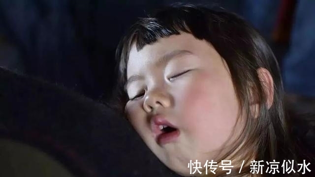 小m|人类幼崽有多可爱?这坑娃的妈给女儿拍了近千张“丑照”