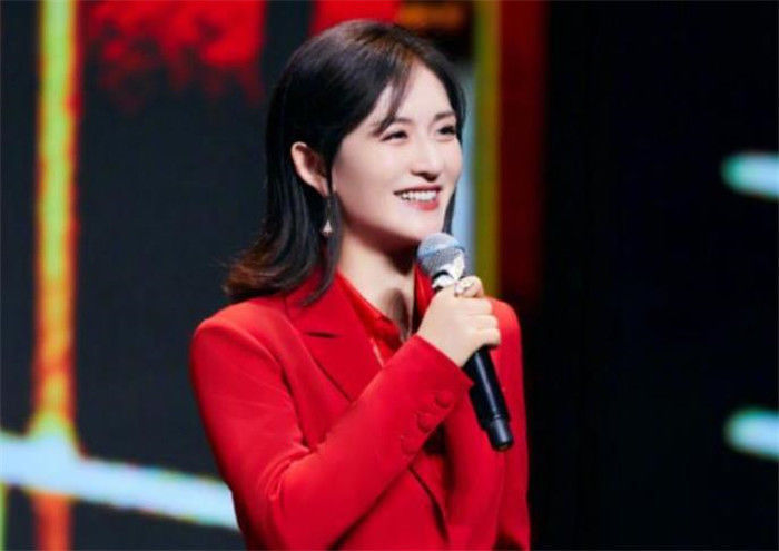 谢娜上央视主持节目,不顾形象当众脱鞋跳舞,网友:没素质