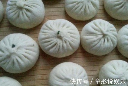 蒸包子时别直接上锅蒸,多加一个步骤,蒸出的包子松软美味可口