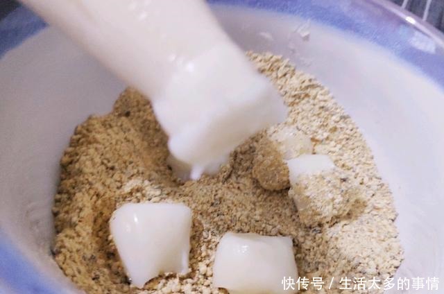 咬一口幸福感爆棚糯米糍,糯米粉蒸一蒸,裹上芝麻更好吃!