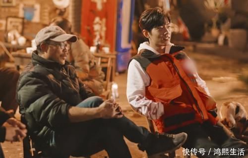 大叔们 肖战去老爷爷的“破楼台里”追剧,注意他啥坐姿?嫌不嫌弃一目了然