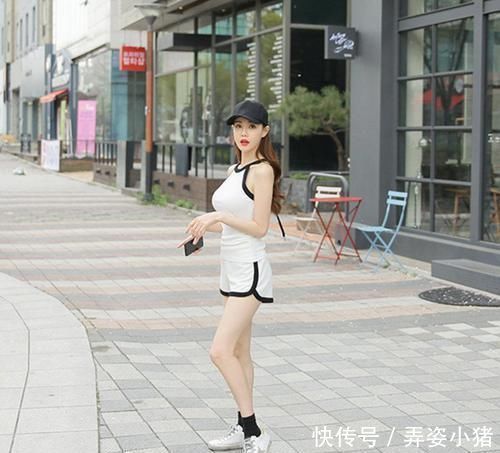 时尚尤物玲珑有致,黑色的点缀,让美女很惊艳