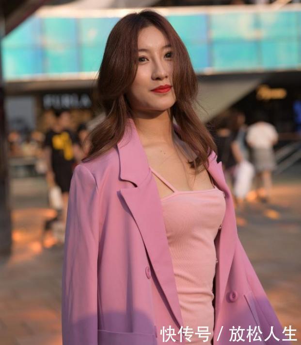 魅力|气质美女的吊带裙,搭配粉色西装,展现个性美有魅力