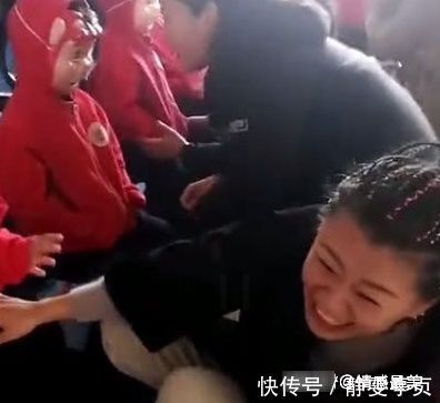 爸爸|宝妈到幼儿园接宝宝，看到画面蒙圈了，爸爸：还好俺没去