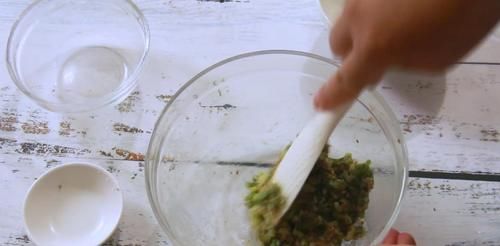 蘇打餅不用出去買,自己在家就能做,咸香酥脆,比外面賣的還好吃