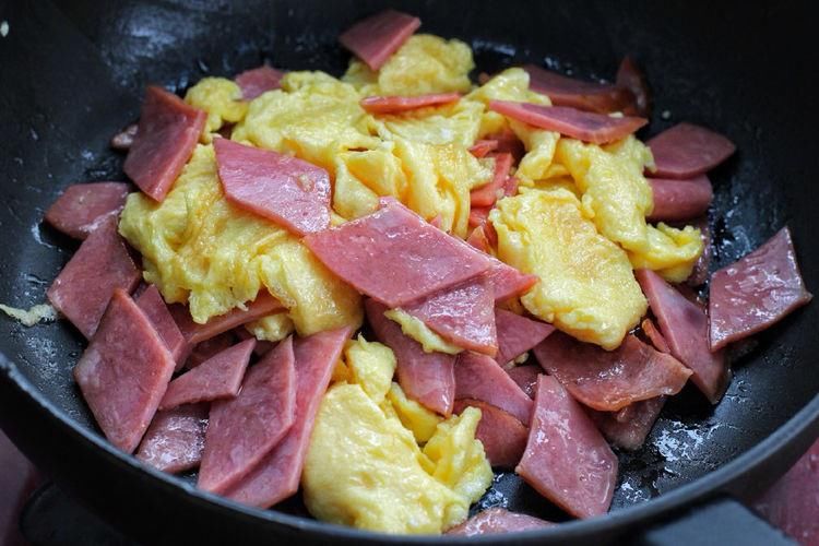 美味|鸡蛋和它一起炒， 颜色好看又美味，主要是做法很简单，值得一试