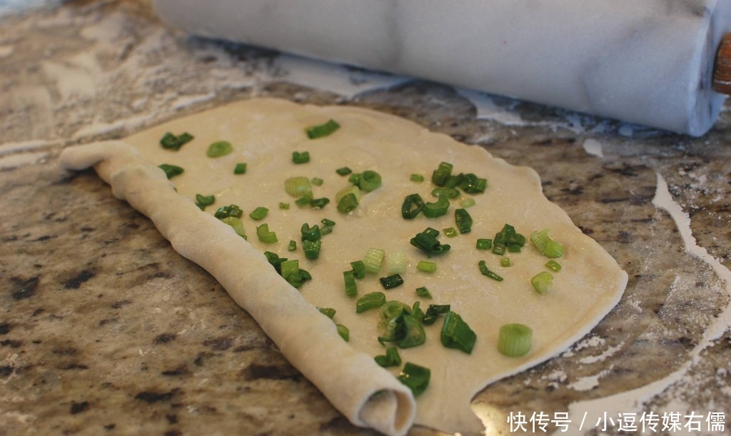 轻松|超级外酥里软的葱油饼!不用发酵,新手也能轻松搞定!