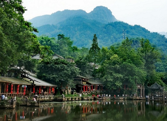 四川眉山有一处古镇，拥有着800年的历史，景色极富诗意