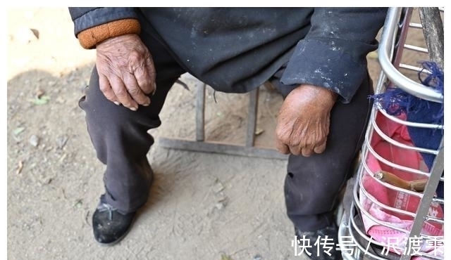 秘诀|100岁奶奶,饭前习惯特殊,至今满头黑发,看长寿秘诀是啥