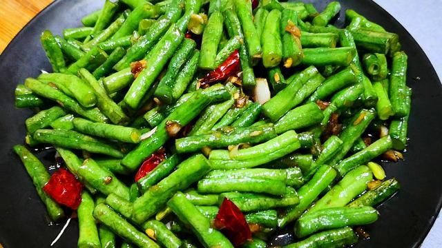 搅拌均匀|炒豆角时，牢记“2要点”，豆角不变色更入味，营养还不流失，香