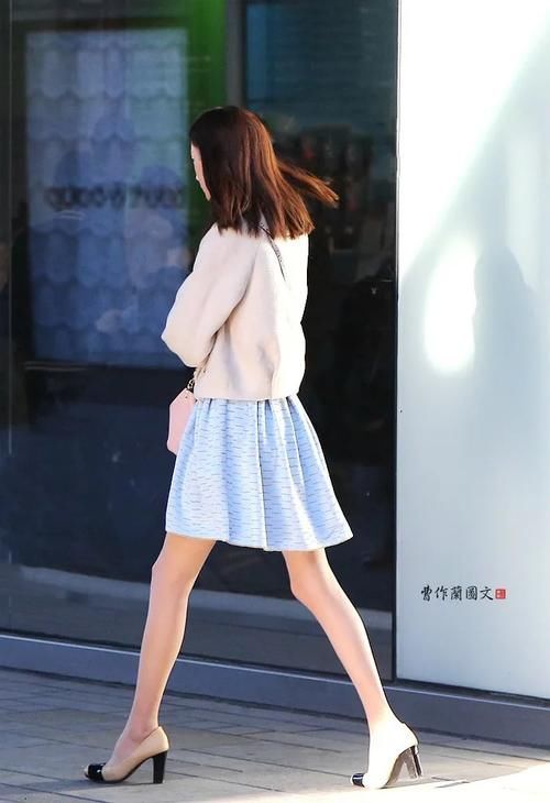 街拍：一双肉丝，助力美女穿出轻熟风