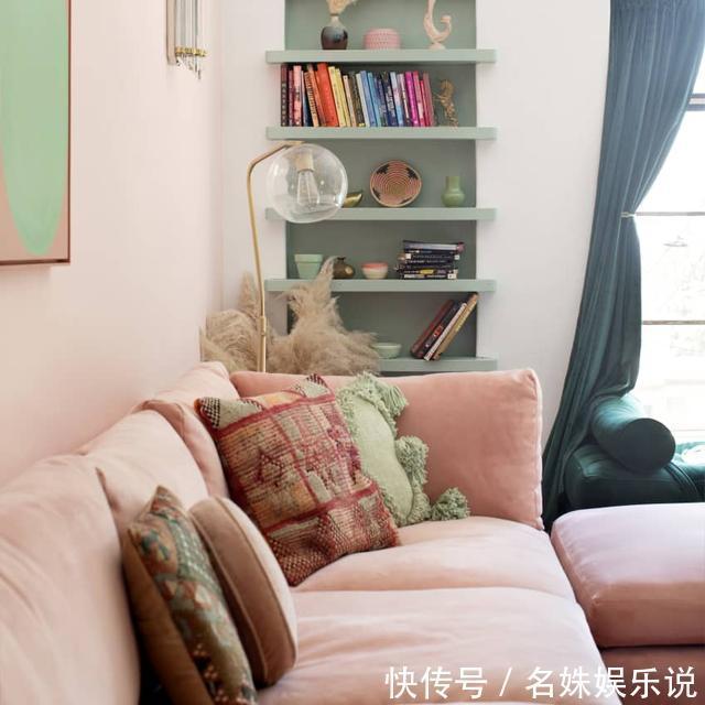 住进|比大白墙耐看，这个出租屋的墙面设计，仿佛住进了电影里