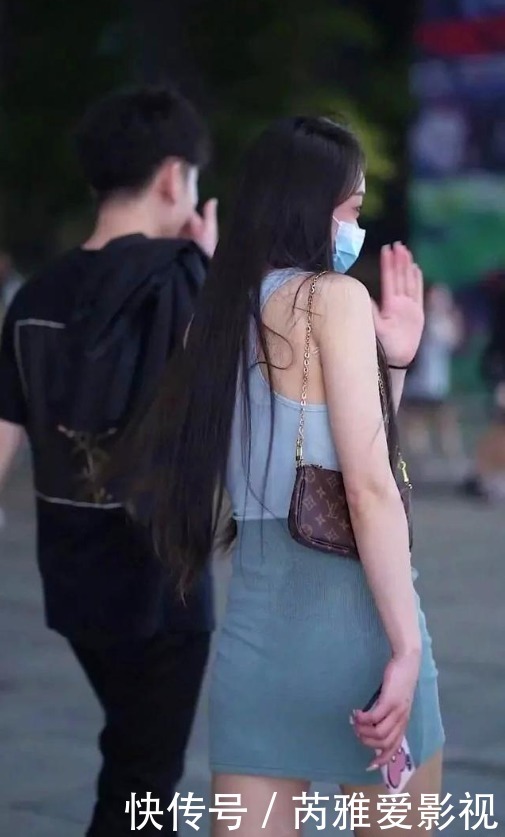 包臀短裙|浅蓝色吊带背心搭配深蓝色包臀裙，清新淡雅，水晶鞋更显灵动！