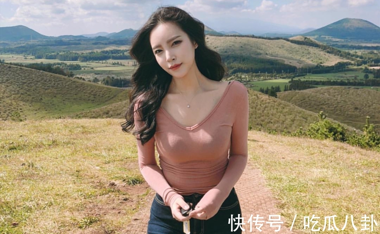 牛仔裤|V领打底衫：有情调的女人，她看待人和事物会更加的平和