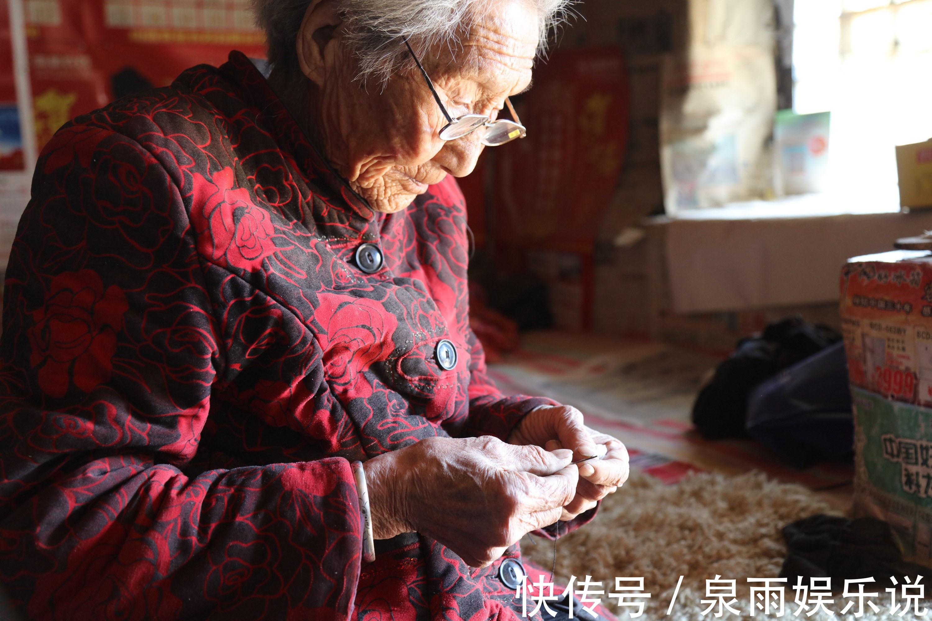 门帘|109岁老人无儿无女独居窑洞,还能穿针引线,20年离不开一样东西