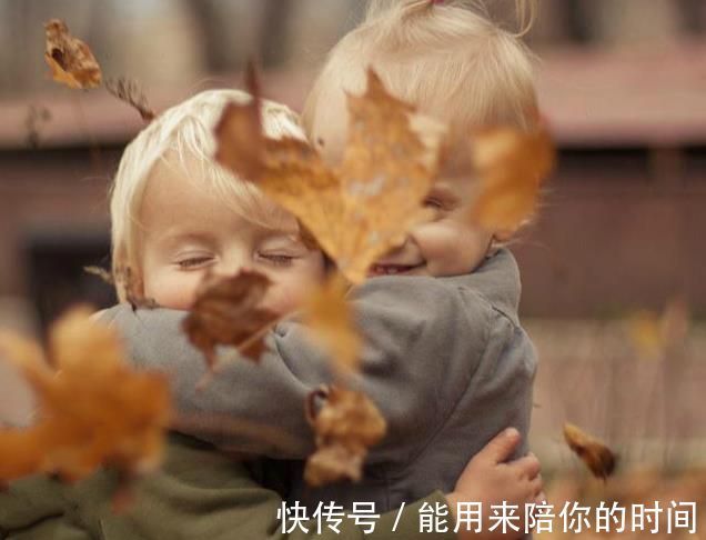 幼儿园|男孩在幼儿园被小女生亲了一下脸蛋,这位妈妈的做法堪称教科书!