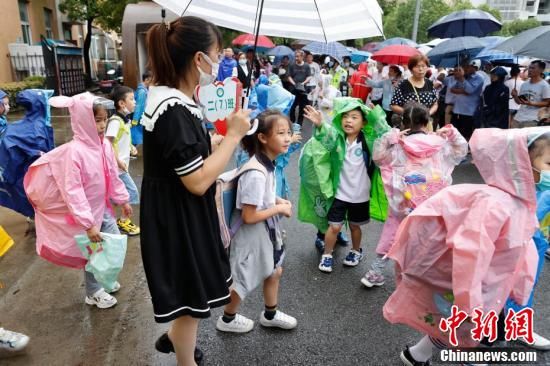 台风|上海防御台风“灿都”：上海市中小学幼儿园13日下午和14日全天停课