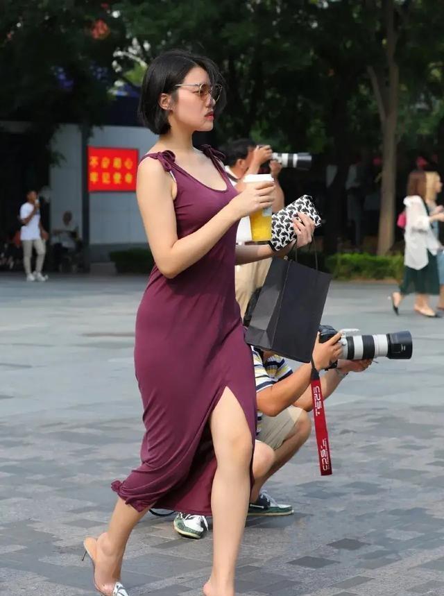 美女|上了年纪的连衣裙美女,整体看起来美不胜收,遮肉显高