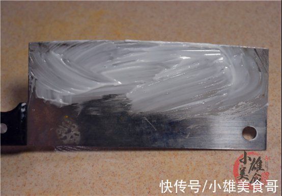 牙膏抹在菜刀上,没想到这么厉害,每家每户都用的到,赶紧去试试