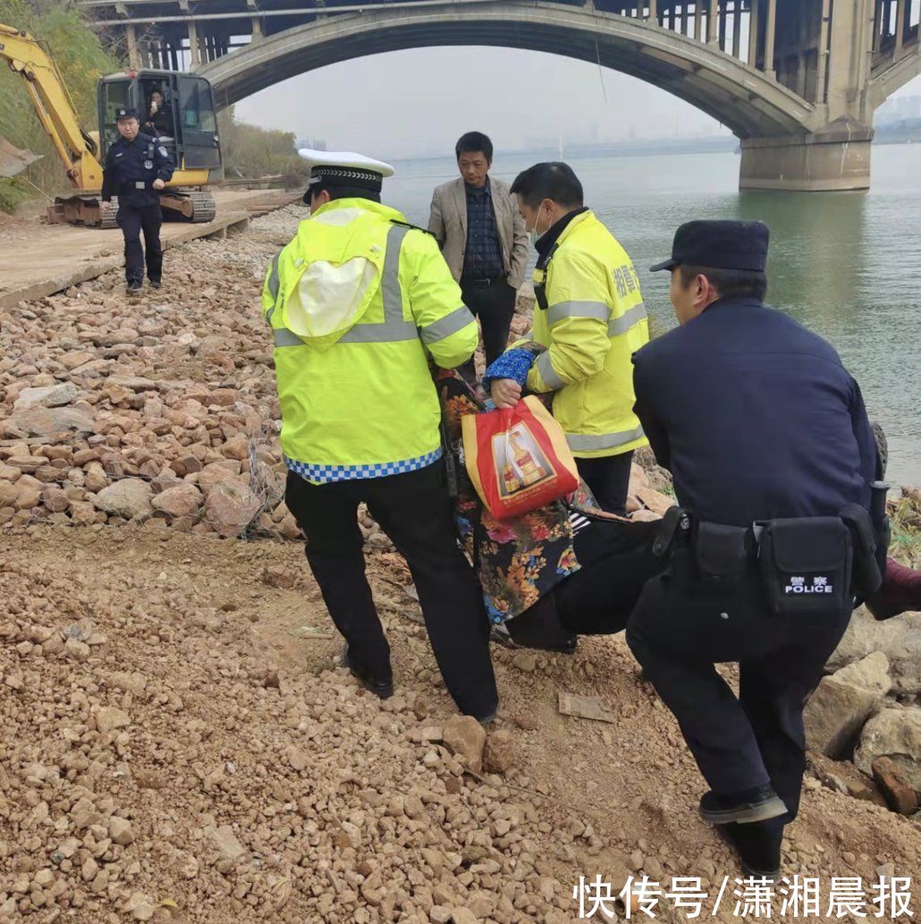 救援|点赞！湘潭交警飞奔到湘江边救下轻生老人