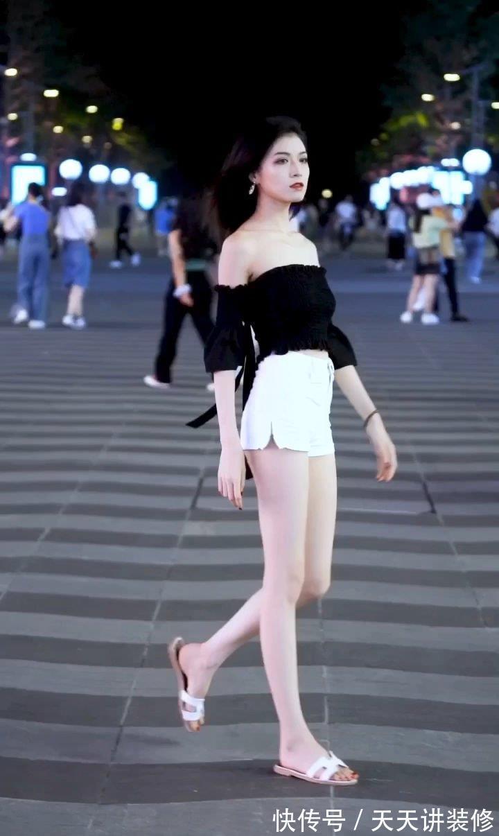 女士 美女脚上搭配一双尖头的高跟鞋,非常的时尚简约,让人眼前一亮