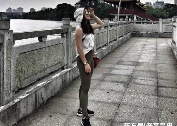 时尚|打底裤美女简洁干练，更显时尚精致，呈现精致小蛮腰