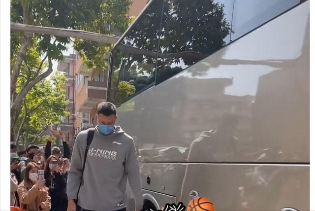 周鹏|广东宏远兵发佛山!周鹏抢镜,阿联又瘦了,汤杰低调,赵睿缺阵