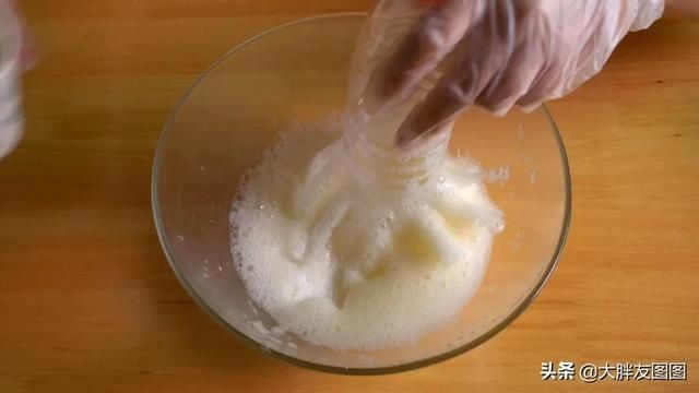 没秤,没打蛋器,没烤箱,如何做出蓬松的无油蛋糕?