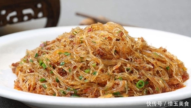 炒粉条时不要直接炒了，记住2点，粉条根根分明，不粘锅