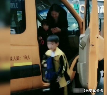 二胎|妹妹放学从不让哥哥抱,这次意外了,可把哥哥高兴坏了