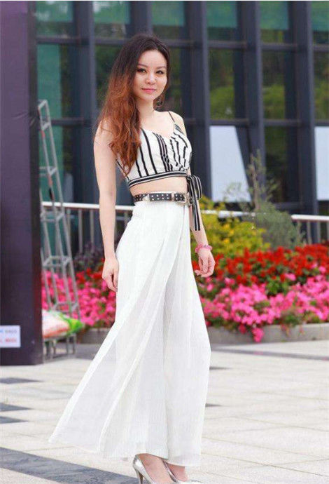 街拍:美女时尚的穿搭,展现丰腴曼妙的身材,知性优雅