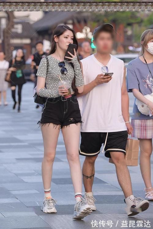 字母|字母印花T恤,搭配同花纹手套护臂,高级又防晒