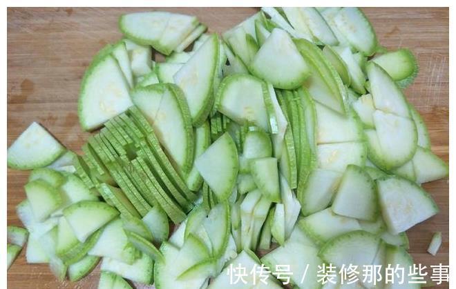 搅拌均匀|西葫芦的好吃做法，不用调馅，简单易做，上桌全家抢着吃