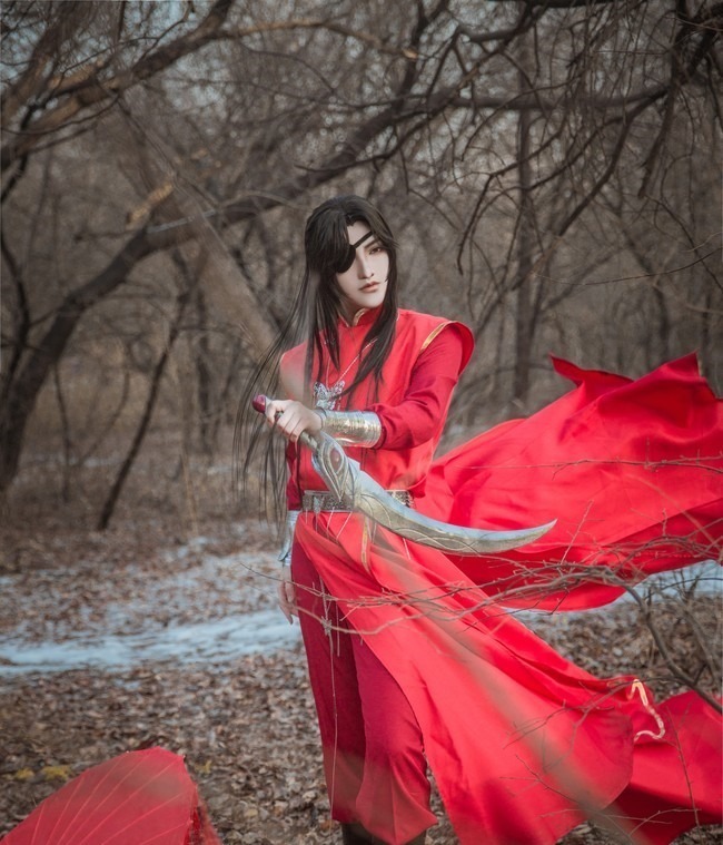 厄命|天官赐福Cos这个花城婚服绝了!网友是羡慕不来的身高和颜值