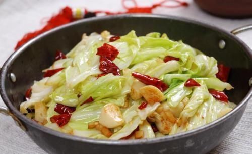 为啥饭店里的包菜格外好吃星级厨师包菜下锅前,先加一勺它