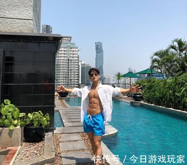 性感|肌肉帅哥上线！性感的小麦色肤色下，有质感的腹肌和人鱼线！