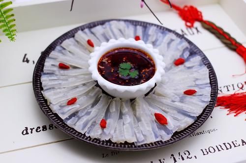  皮冻怎么做才能像饭店一样好吃，牢记2点，皮冻硬挺不碎，还不腥